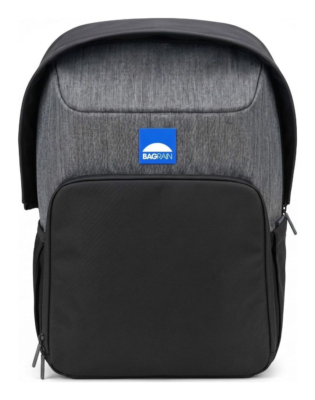 Le sac BAGRAIN vu de face sur fond blanc, capuche repliée en arceau au-dessus du sac, logo bleu sur le tissu gris